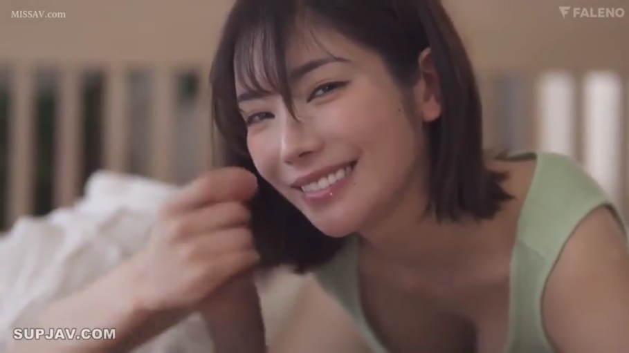 卧室 · 握住阴茎的手部 · 充满挑逗 · 手淫 · 浅绿色吊带上衣