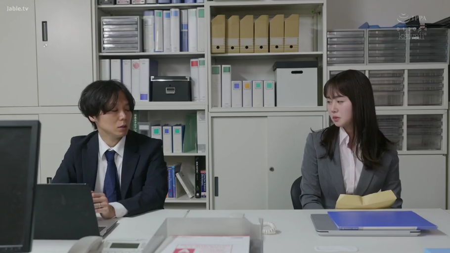 坐姿 · 办公室 · 电脑 · 自然 · 对话 · 职业装 · 职场