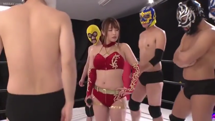 严肃 · 站立 · 中景 · 被包围 · 摔跤服 · 摔跤擂台