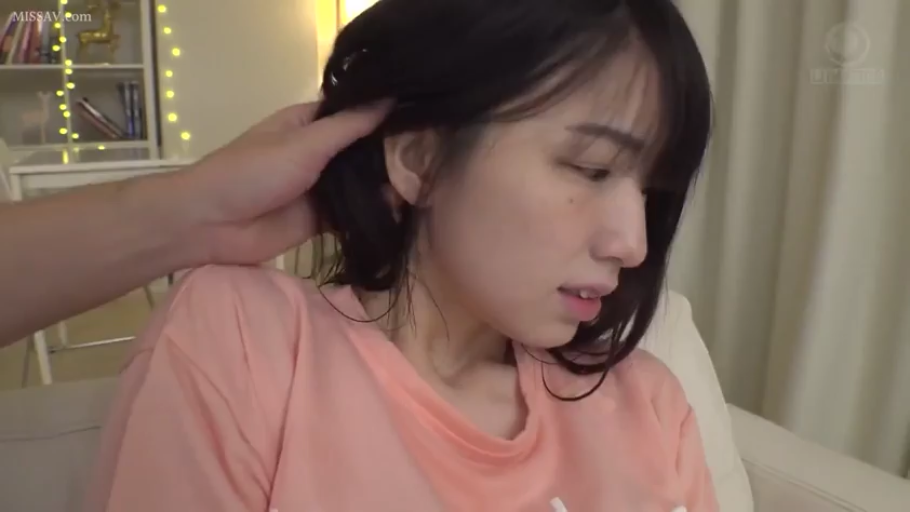 室内 · 坐姿 · 面部特写 · 粉色T恤