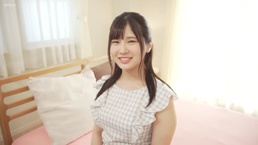 坐姿 · 卧室 · 微笑 · 枕头 · 面部特写 · 居家 · 对视 · 格纹无袖上衣