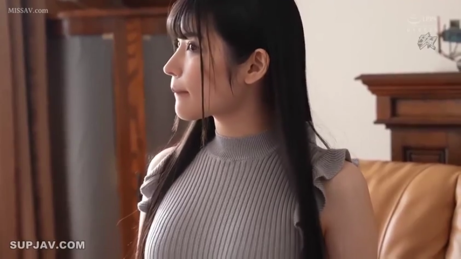 室内 · 中景 · 凝视 · 平淡 · 长发 · 侧坐 · 灰色无袖高领衫