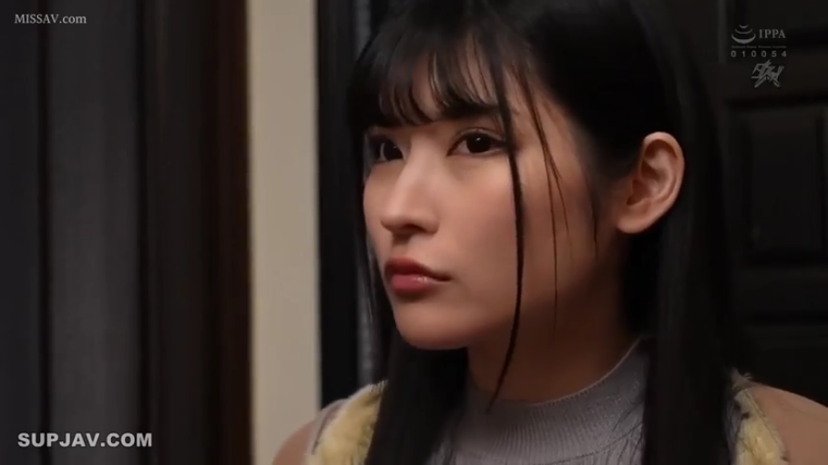 室内 · 严肃 · 站立 · 面部特写 · 高领上衣 · 注视 · 长发