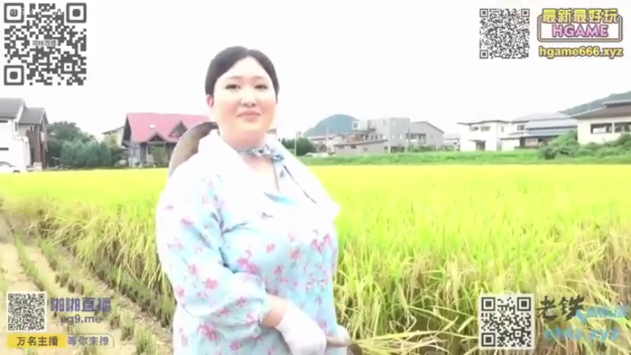 脸部特写 · 微笑 · 乡村 · 碎花长袖衣物 · 斗笠 · 背景有远山和房屋