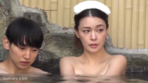略显严肃 · 头顶毛巾 · 女子上半身特写 · 日式温泉 · 白色头巾 · 水蒸气氛围
