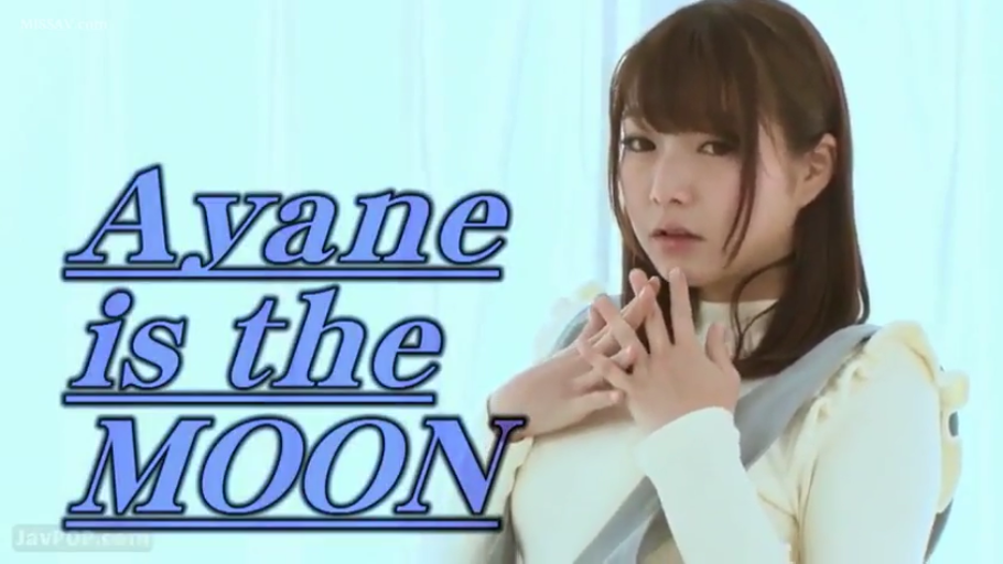 室内 · 上半身 · 注视镜头 · 双手交叠于胸前 · 白色荷叶边长袖