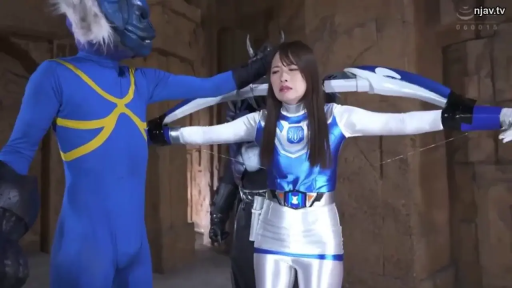废墟 · 抗拒 · 战斗服盔甲 · 紧身战斗服 · Tokusatsu style · 女战士脸部特写