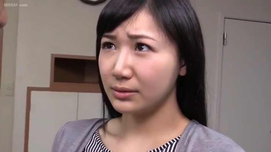 室内 · 脸部特写 · 站立 · 凝视 · 忧虑 · 灰色开衫 · 黑长直