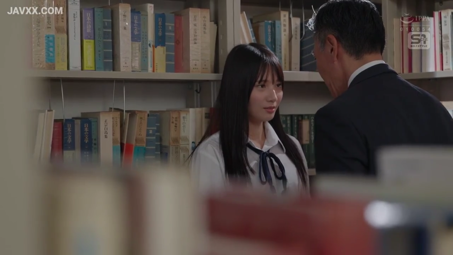 注视 · 図書館 · 白色学生制服 · 女学生面部特写
