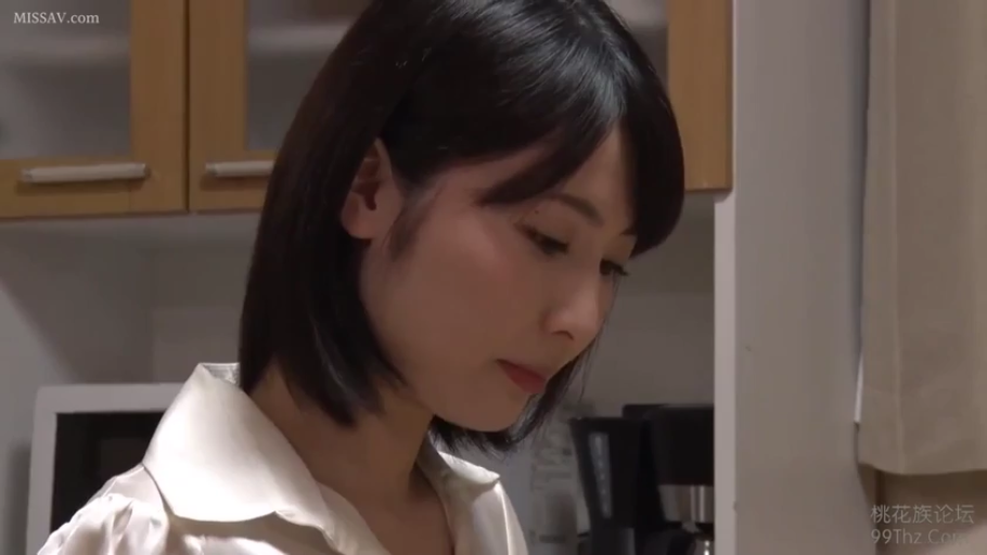 脸部特写 · 白色衬衫 · 厨房