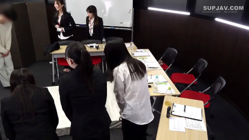 办公室 · 站立 · 办公桌 · 微笑 · 职业装 · 远景 · 交流 · 职场