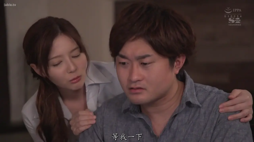 室内 · 灰色休闲衬衫 · 女子脸部特写 · 画面下方有中文字幕 · 男子神情忧郁困惑
