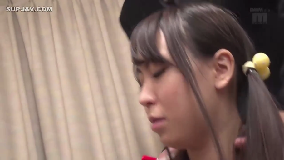 室内 · 脸部特写 · 侧颜 · 红色上衣