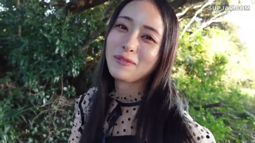 脸部特写 · 温柔 · 树林 · 波点薄纱上衣