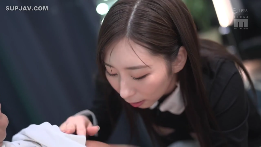 室内 · 俯身 · 专注 · 面部特写 · 凝视 · 长发 · 黑色制服