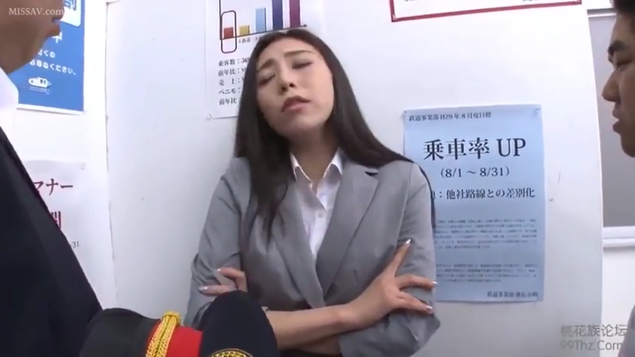 委屈 · 办公室 · 中景 · 职业装 · 职场 · 对峙 · 海报 · 抱胸靠墙