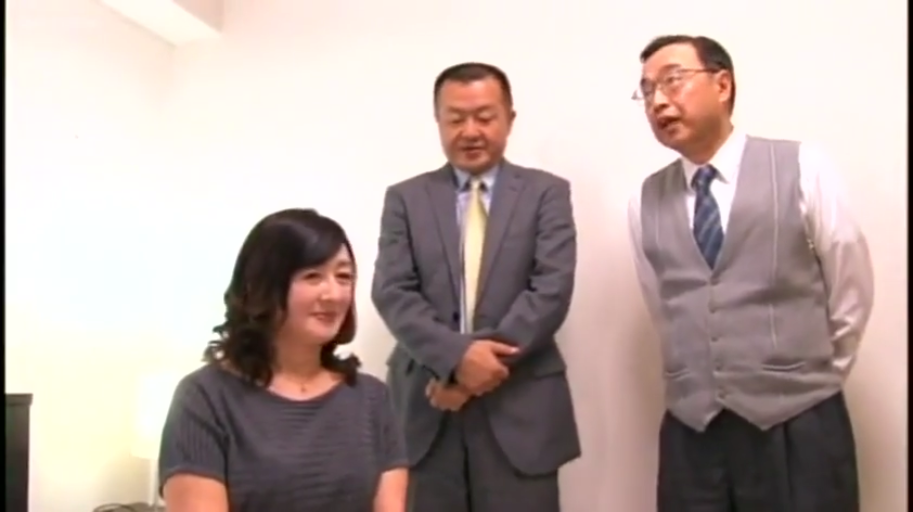 交谈状 · 灰色针织上衣 · 人物中景 · 室内办公室