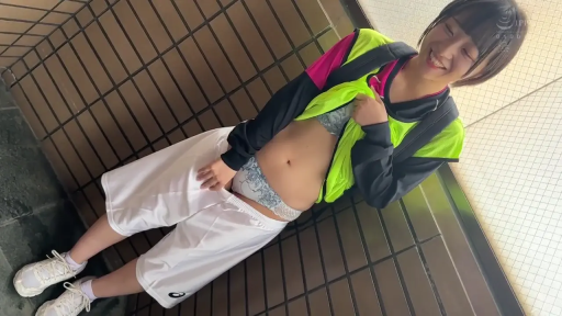 走廊 · 内裤边缘特写 · 调皮表情 · 拼色运动长袖上衣