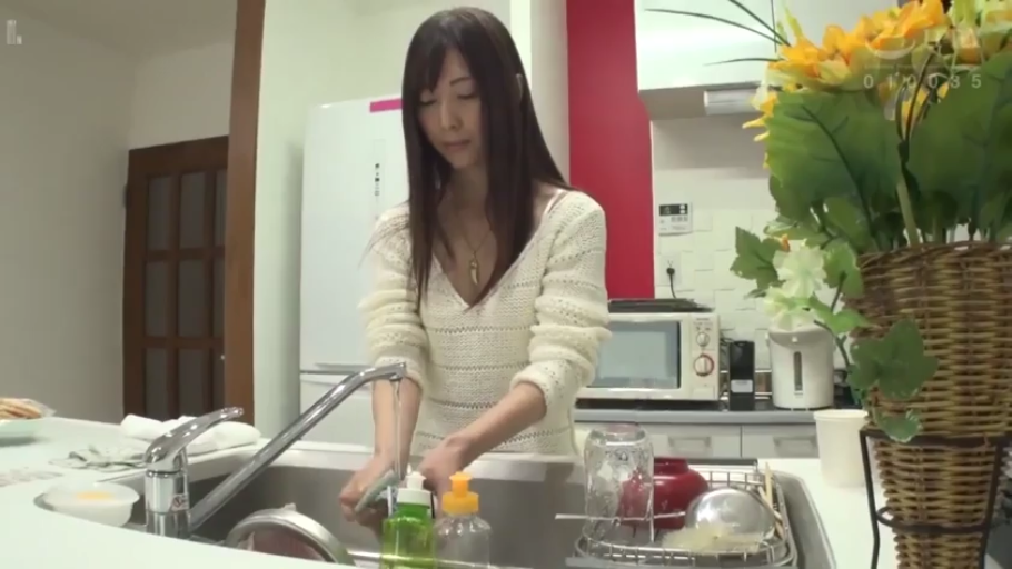 平静 · 厨房 · V领 · 女性面部 · 日常家居环境