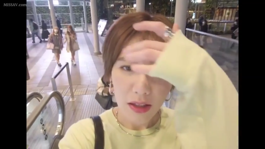 面部近景 · 浅黄色长袖上衣 · 商场扶梯