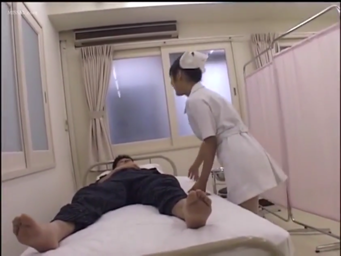 病人深色衣裤 · 病房 · 护士微笑看向病人