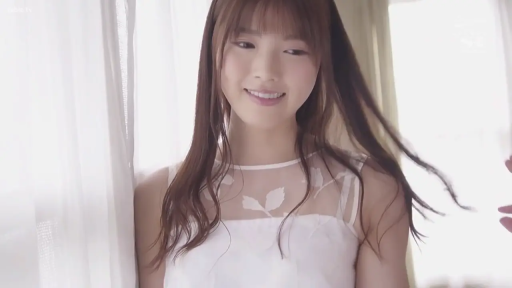 站立 · 上半身 · 甜美微笑 · 清纯风格 · 室内窗边 · 撩头发 · 白色透视纱裙 · 白纱帘