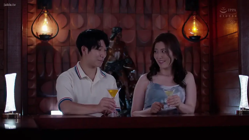 坐姿 · 中景 · 微笑 · 酒吧 · 举杯 · Polo衫 · 成年男女 · 鸡尾酒杯