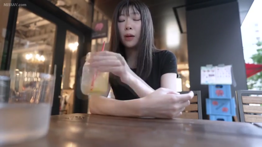 上半身特写 · 自然光 · 嘴巴微张 · 饮料杯 · 黑色短袖T恤 · 餐厅户外区