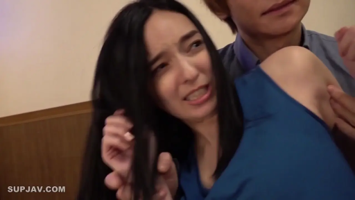 室内 · 女人面露难受和抗拒表情 · 灰蓝色衬衫 · 人物半身近景