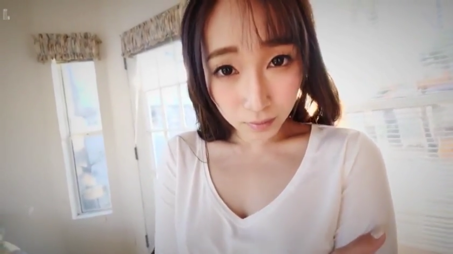 室内 · 忧郁 · 面部特写 · 白色上衣 · 凝视 · 长发 · 正面