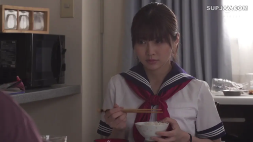 平静 · 脸部特写 · 水手服 · 饭碗 · 居家室内