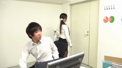 办公室 · 黑色包臀裙 · 办公电脑 · 男子表情严肃