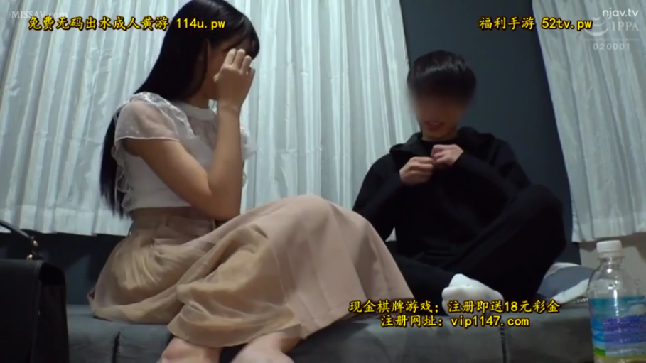 卧室 · 水瓶 · 男生上半身特写 · 男生穿黑色连帽外套和黑色长裤 · 男生专注脱衣