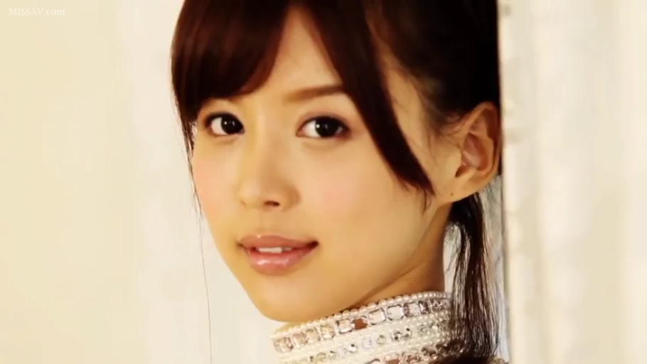 室内 · 脸部特写 · 高领亮片礼服