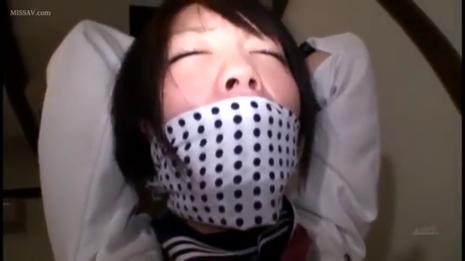 室内 · 脸部特写 · 沉醉 · 学生制服 · 堵嘴布