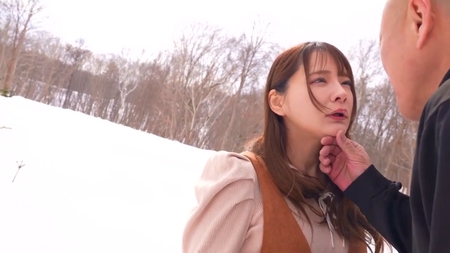 雪地 · 浅粉色衬衫 · 无奈 · 男子手部特写 · 冬日场景
