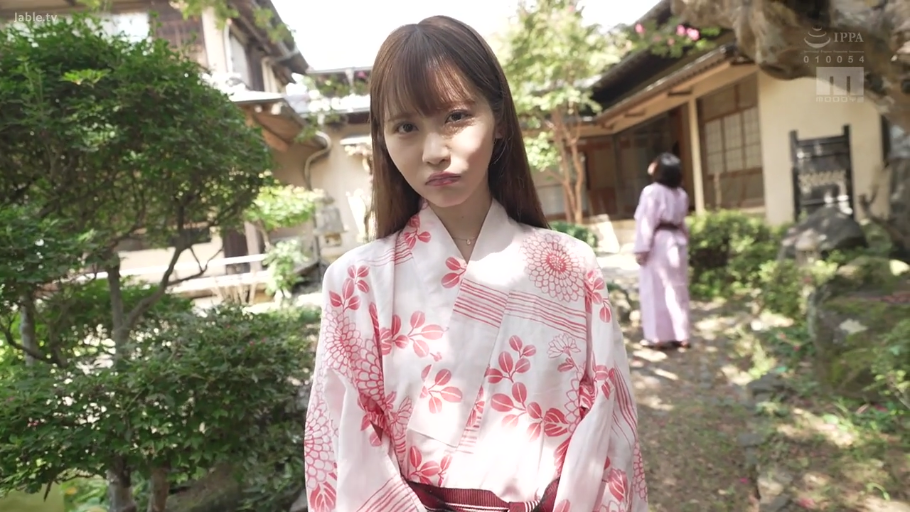 面部特写 · 不满 · 浴衣 · 日式庭院 · 户外自然光