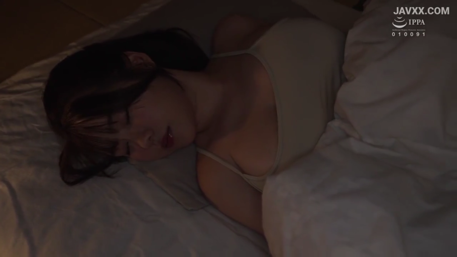 肩部特写 · 床上 · 昏暗灯光 · 吊带背心 · 熟睡