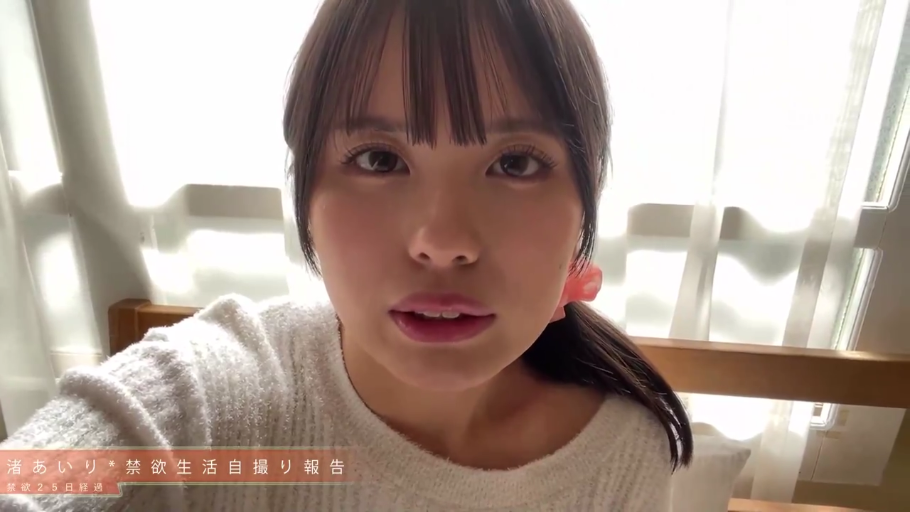 微张嘴 · 脸部特写 · 床边 · 逆光拍摄 · 白色针织毛衣