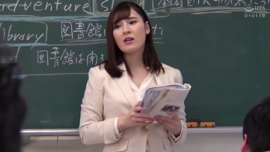 教室 · 认真 · 背景板书 · 面部特写 · 书本 · 米白色西装外套