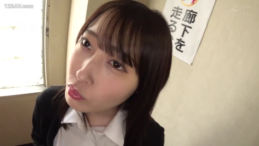 唇部特写 · 黑色开衫 · 室内走廊 · 嘴唇微嘟