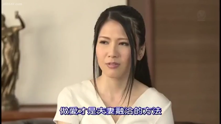 室内 · 坐姿 · 交谈 · 面部特写 · 中文字幕 · 认真 · 白色针织衫