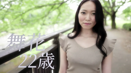 上半身中景 · 温柔 · 公园 · 卡其色短袖上衣 · 带有姓名和年龄的日文字幕