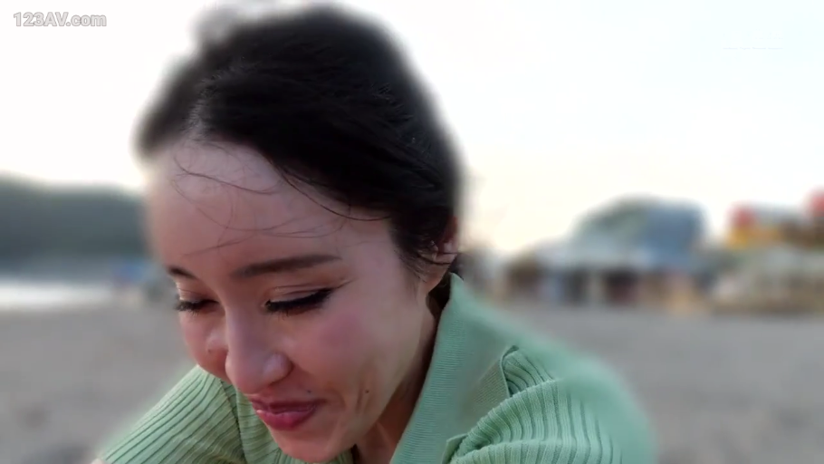 自然 · 海滩 · 抱膝坐姿 · 豹纹手镯 · 腿部与侧面 · 正在喝水 · 蓝色塑料瓶 · 户外阳光