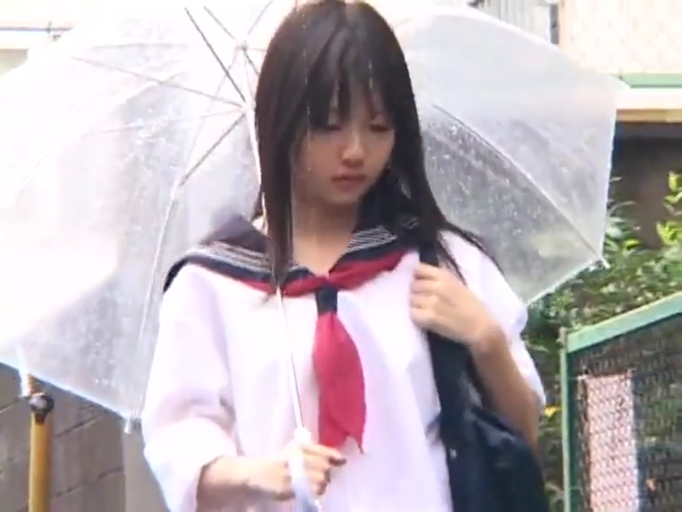 面无表情 · 面部特写 · 户外 · 日本学生制服 · 雨伞 · 下雨