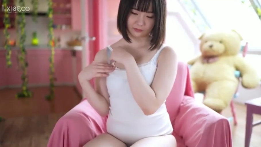 卧室 · 低头垂眸 · 上半身特写 · 白色吊带背心 · 泰迪熊