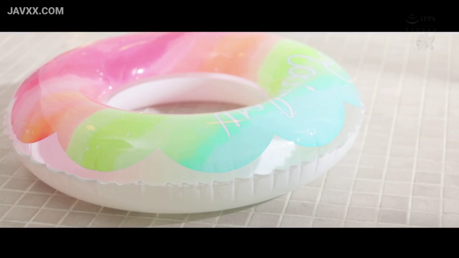 浴室 · 光线明亮 · 泳圈表面特写 · 彩色充气泳圈
