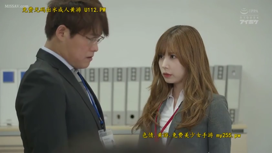 交谈 · 严肃 · 眼镜 · 办公室 · 职业装 · 面对面站立 · 职场剧情