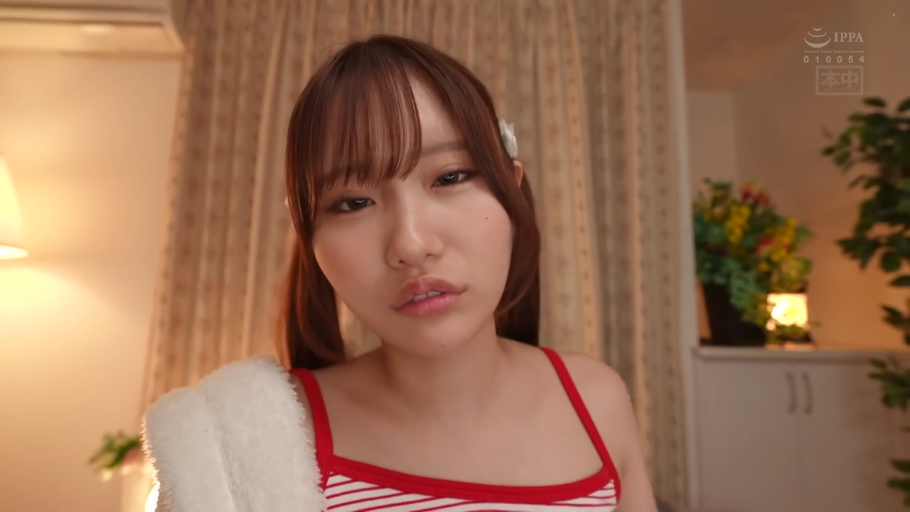 室内 · 脸部特写 · 迷离 · 对视 · 双马尾 · 正面 · 条纹背心