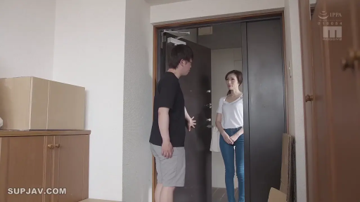 玄关 · 交谈中 · 女人穿白色短袖和紧身牛仔裤
